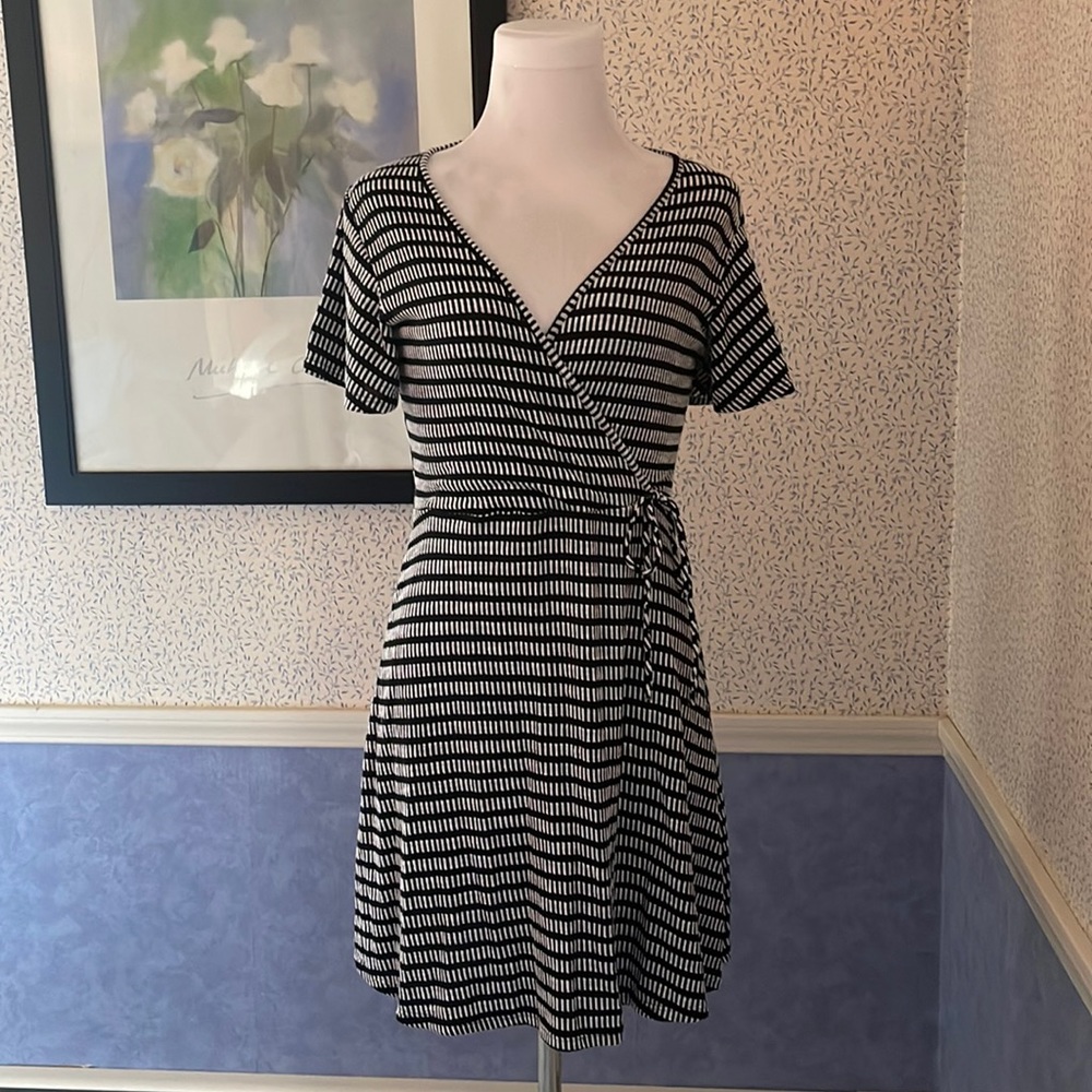 Ladies short, sleeved the neck dress